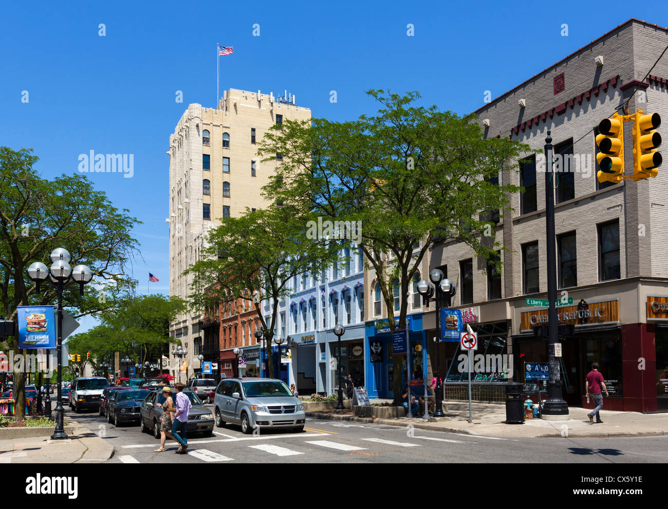 Main Street an der Kreuzung mit der Liberty Street im historischen Stadtzentrum von Ann Arbor, Michigan, USA Stockfoto