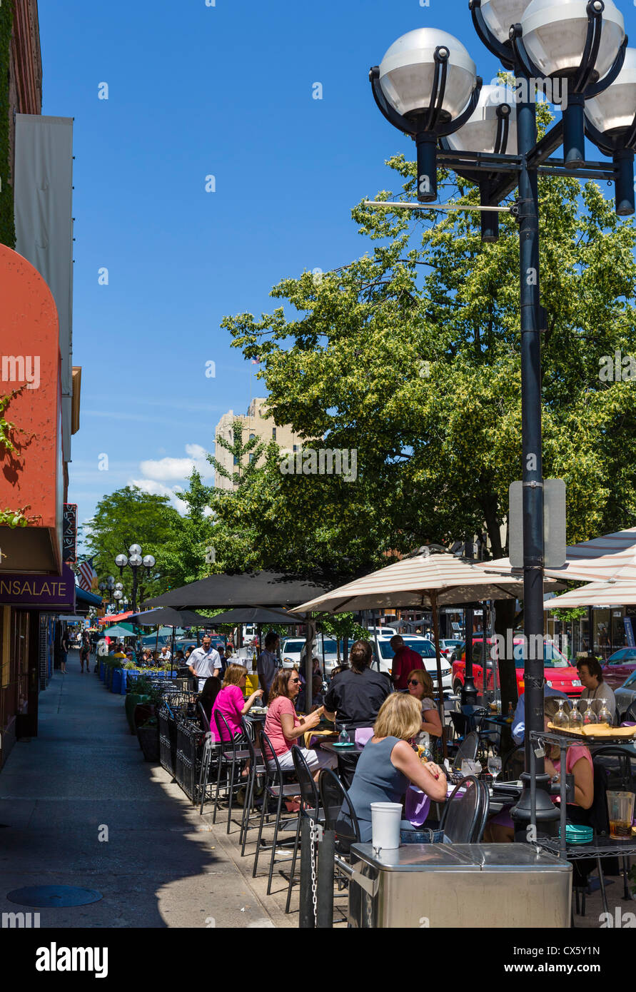 Bürgersteig-Restaurant auf der Main Street in der Innenstadt von Ann Arbor, Michigan, USA Stockfoto