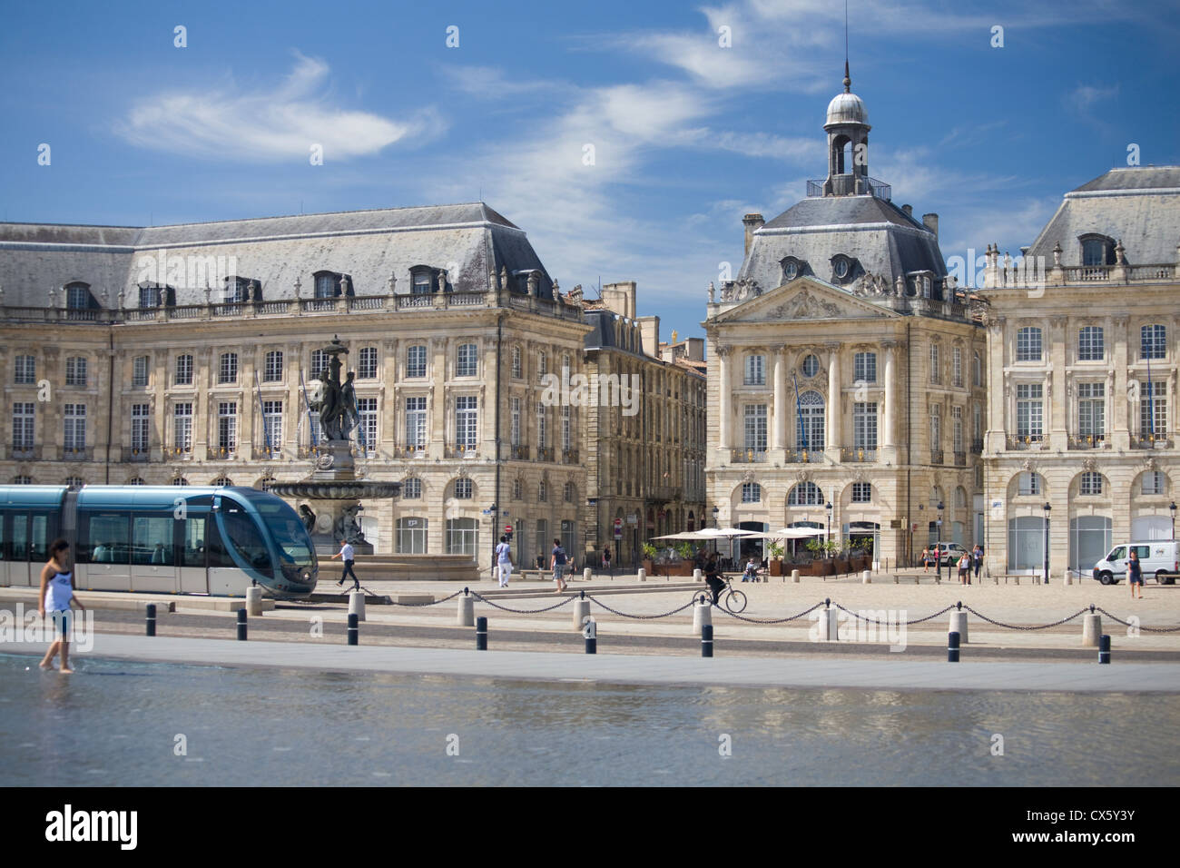 Place De La Bourse und das Miroir d ' eau, Bordeaux, Frankreich Stockfoto