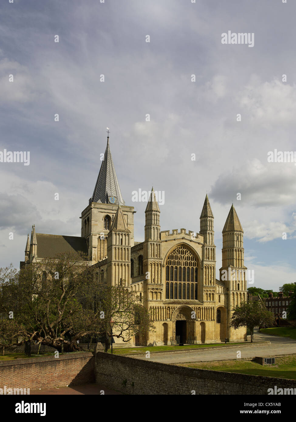 Rochester Kathedrale, Kent. Westfassade und Turm Stockfoto