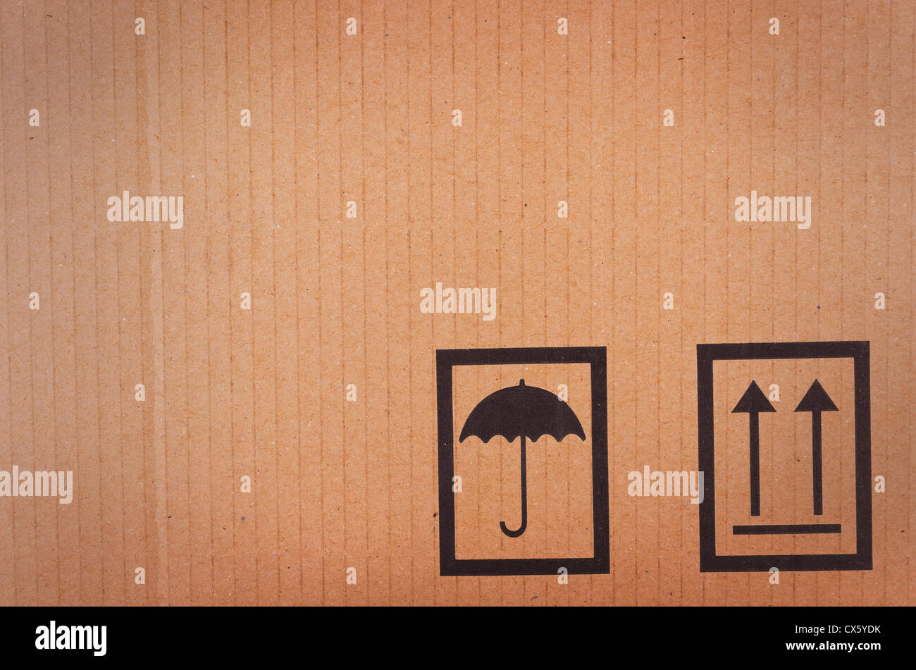 Karton Hintergrund mit Versand Symbole Stockfoto