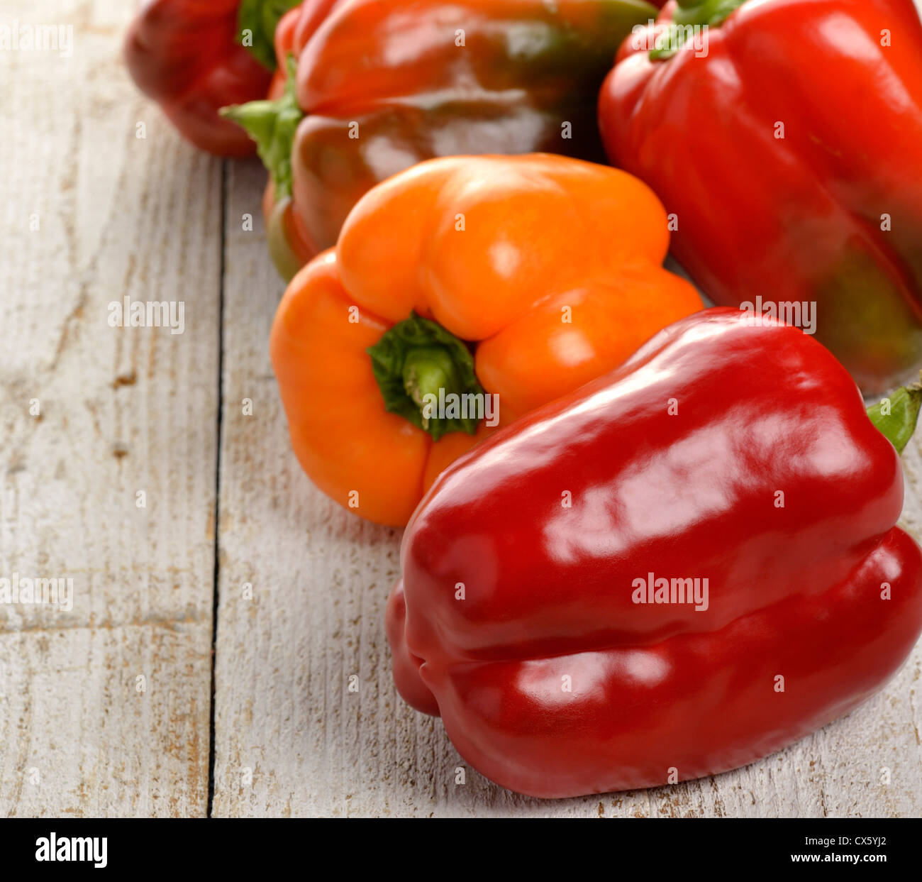 Bunte Paprika auf hölzernen Hintergrund Stockfoto