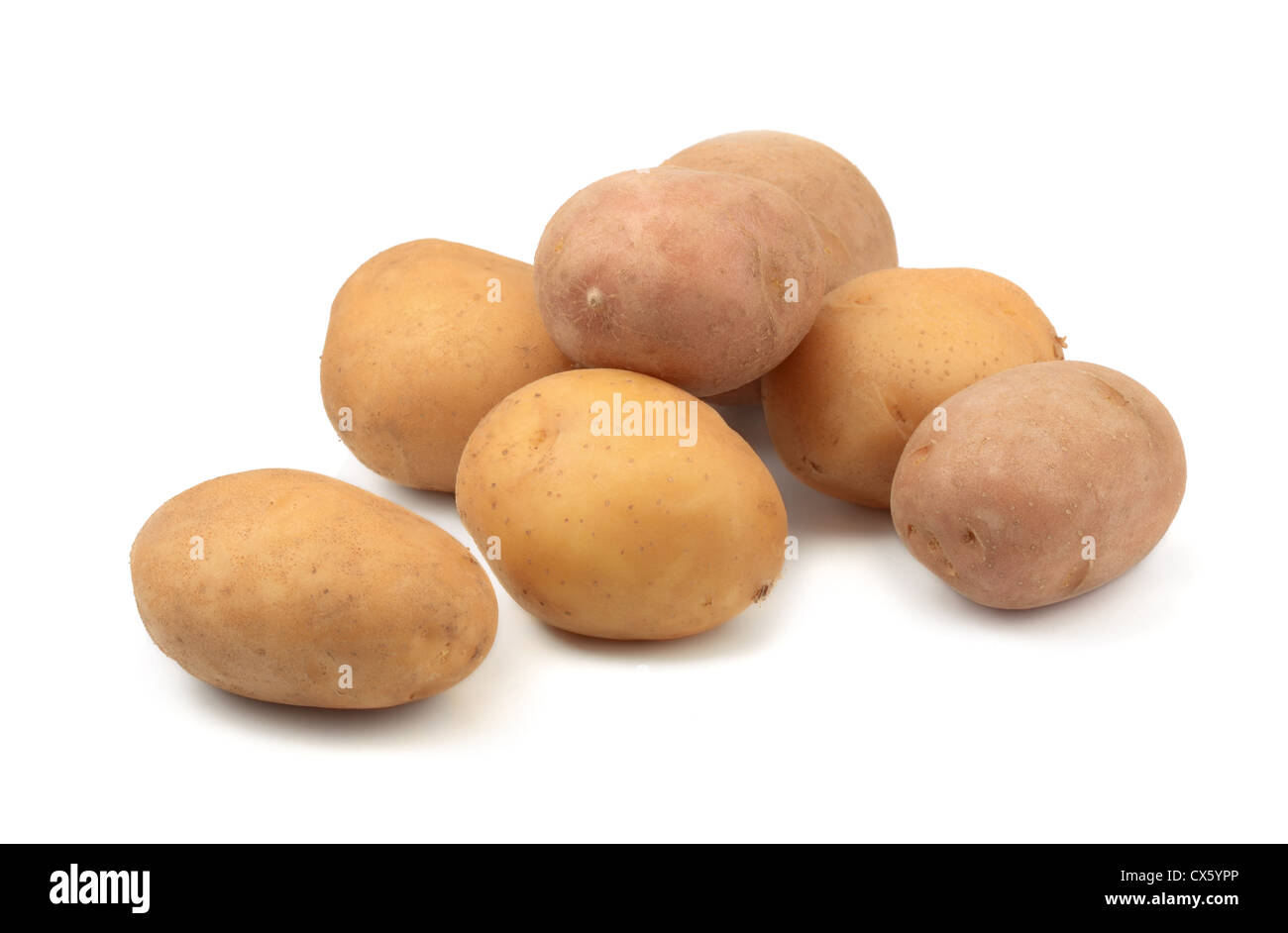 Einige rohen Kartoffeln isoliert auf weiss Stockfoto