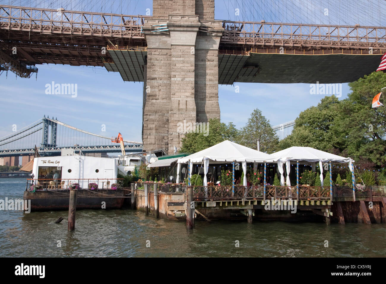 Das River Cafe am Brooklyn Wasser unter der Brooklyn Bridge. Stockfoto