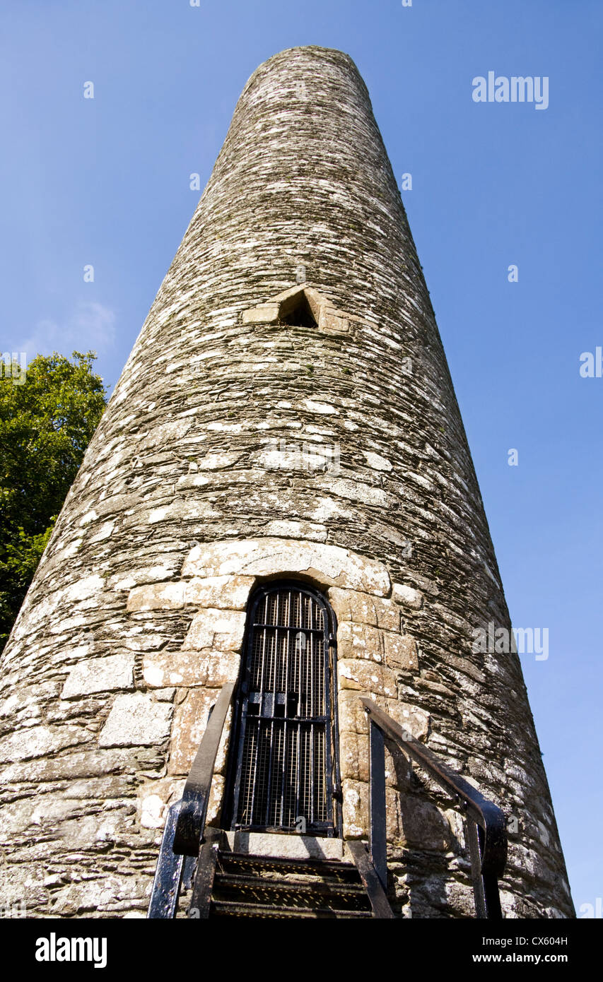 Der Rundturm an Monasterboice - frühe Klostersiedlung in Irland. Stockfoto