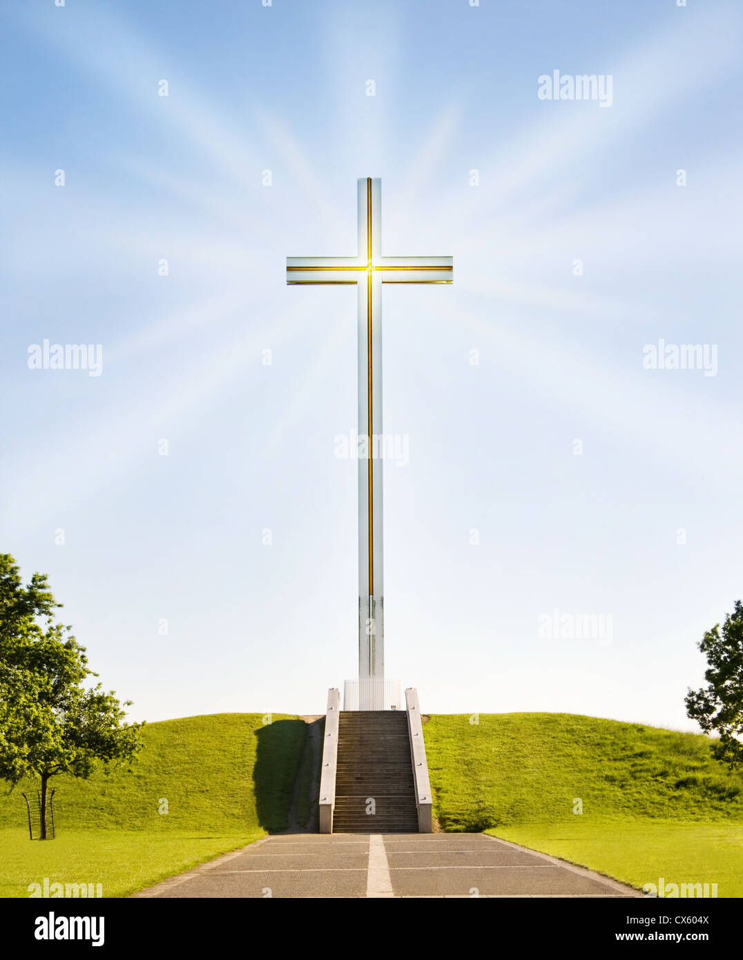 Leuchtendes christliches Kreuz auf der Treppe zum Himmel. Das päpstliche Kreuz im Phoenix Park, Dublin, Irland. Stockfoto