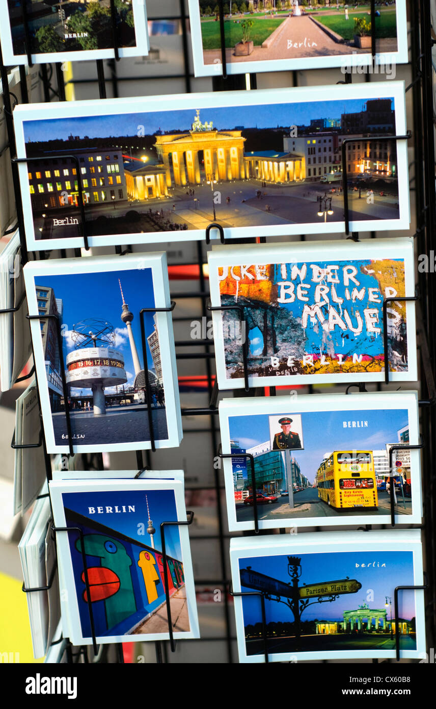 Postkarten außerhalb einen Souvenir-Shop in Berlin, Deutschland Stockfoto