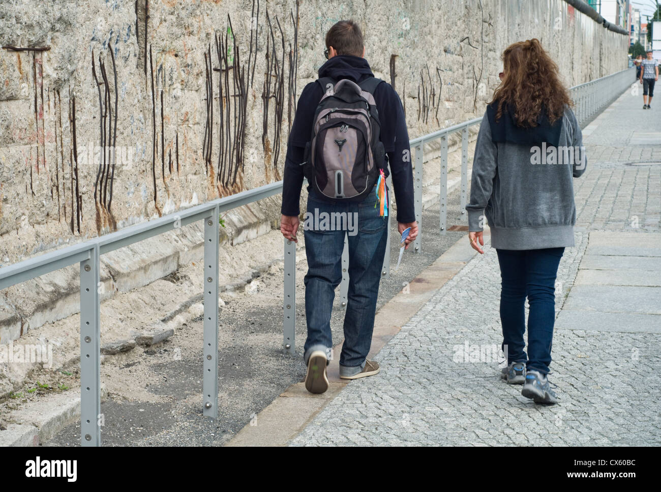 Touristen zu Fuß entlang eines erhaltenen Abschnitts der Berliner Mauer an der Topographie des Terrors-Freilichtmuseum Stockfoto
