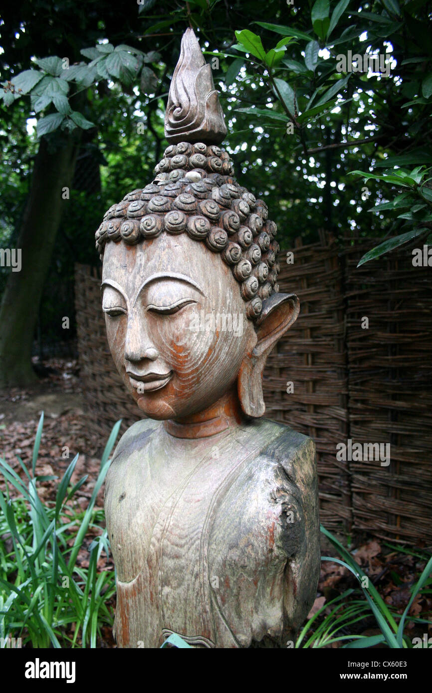 Eine Statue von Buddha im Wat Buddhapadipa Tempelgarten, London, Wimbledon Stockfoto