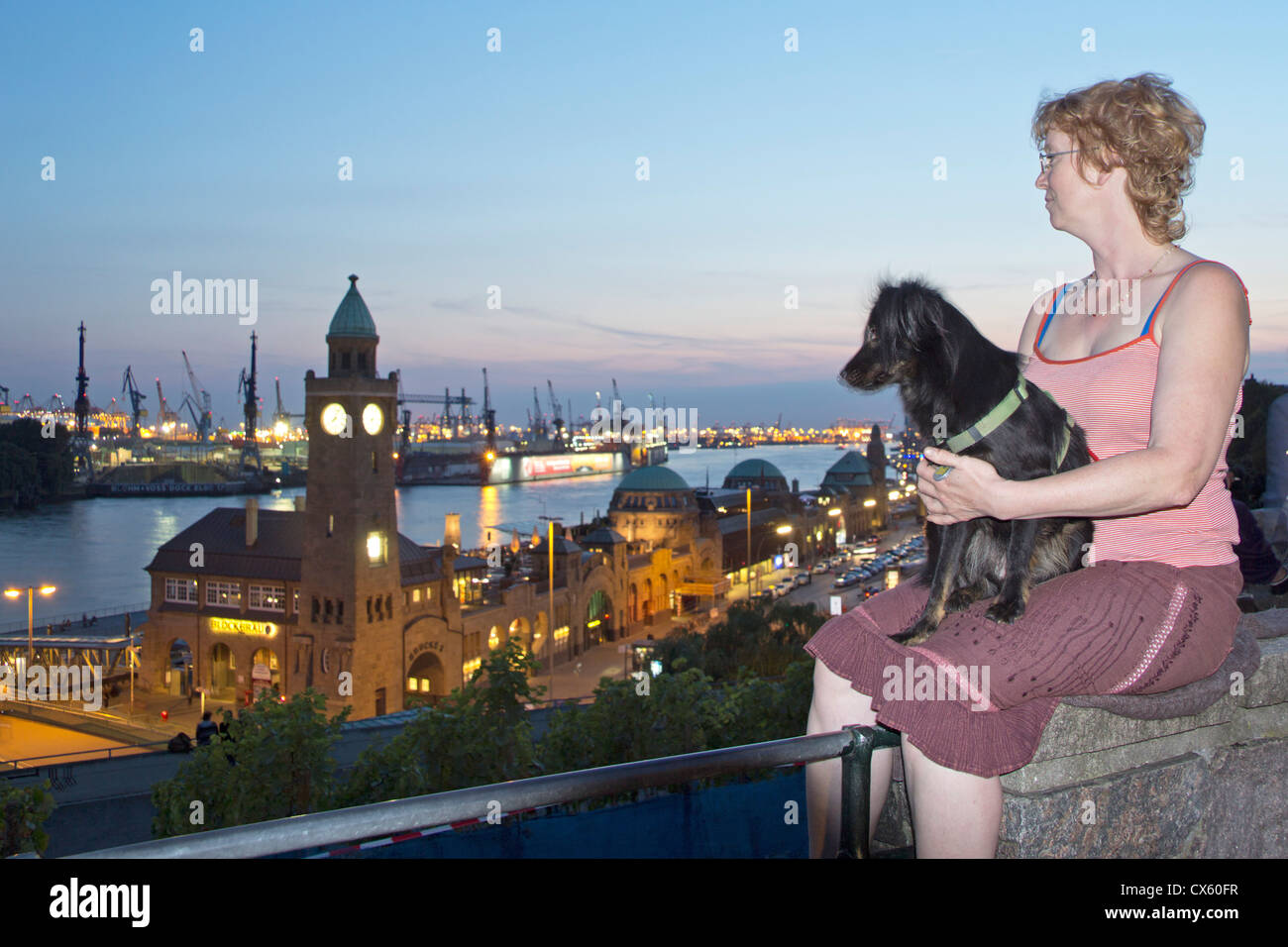 Frau und ihr Hund genießen den Abend anzeigen, Hamburg Landungsbrücken, Norddeutschland Stockfoto