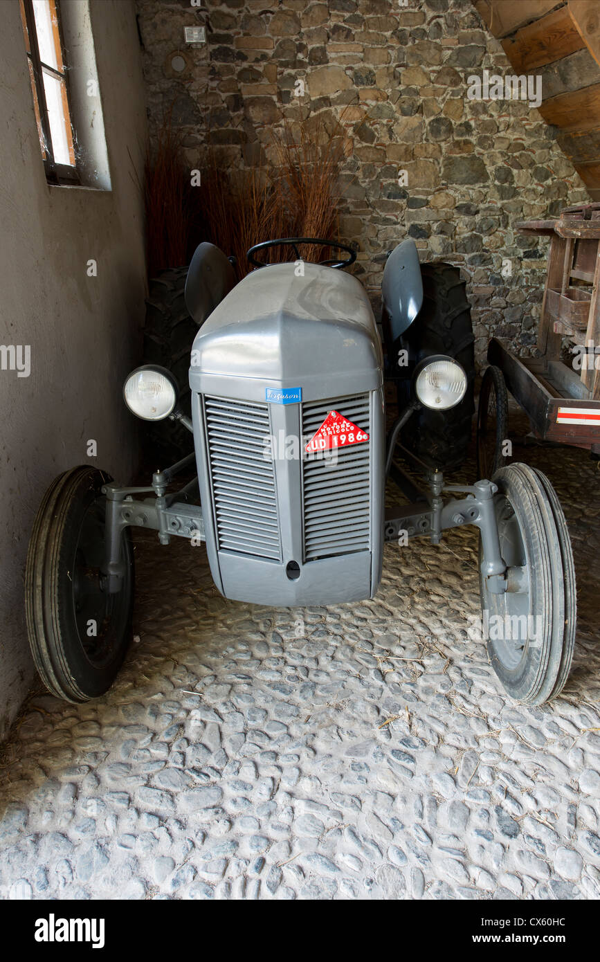 Alte landwirtschaftliche geräte -Fotos und -Bildmaterial in hoher ...