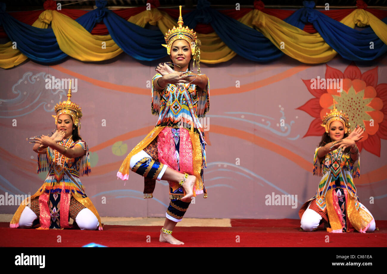 Thai Tänzerinnen in traditionellen Kostümen während Loy Krathong Festival im Tempel Wat Buddhapadipa, Wimbledon, London Stockfoto