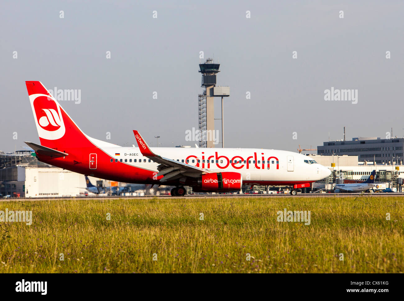 Flugzeuge am Flughafen Düsseldorf. Deutschland, Europa. Stockfoto