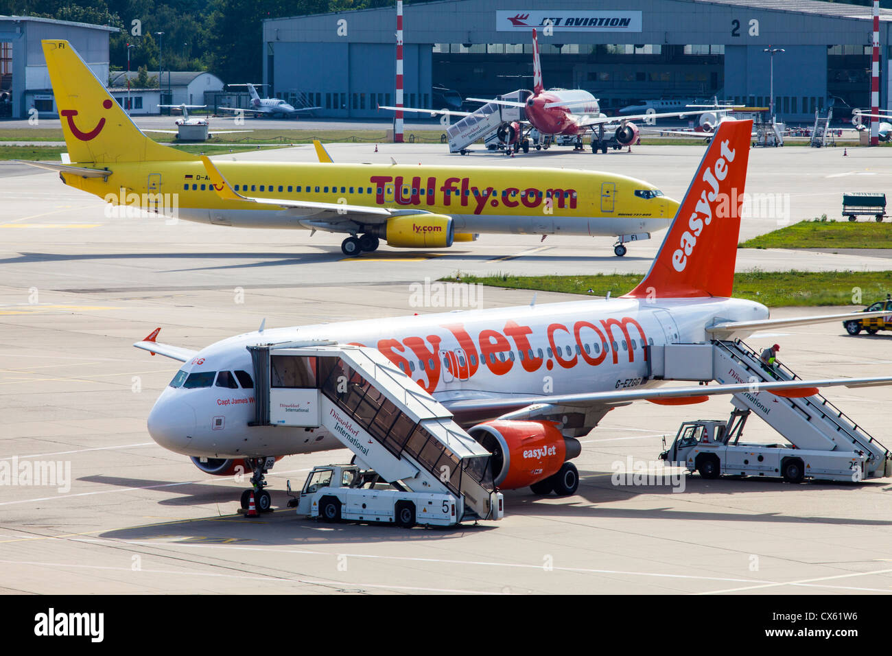 Boden Sie Verkehr der Flugzeuge am Flughafen Düsseldorf. Deutschland, Europa. Stockfoto
