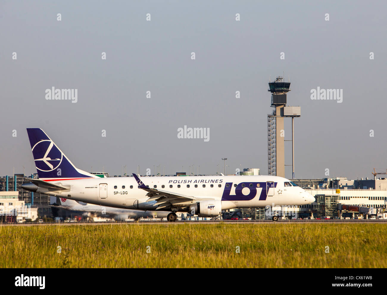 Flugzeuge am Flughafen Düsseldorf. Deutschland, Europa. VIEL zu polieren. Stockfoto