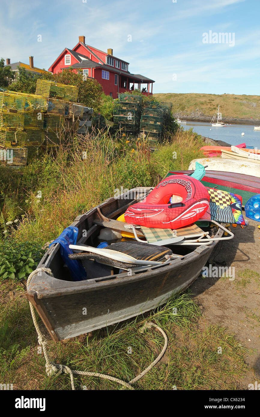 Ein Ruderboot durch die Ufer Hummerfallen gestapelt im Hintergrund, Monhegan Island, Maine Stockfoto