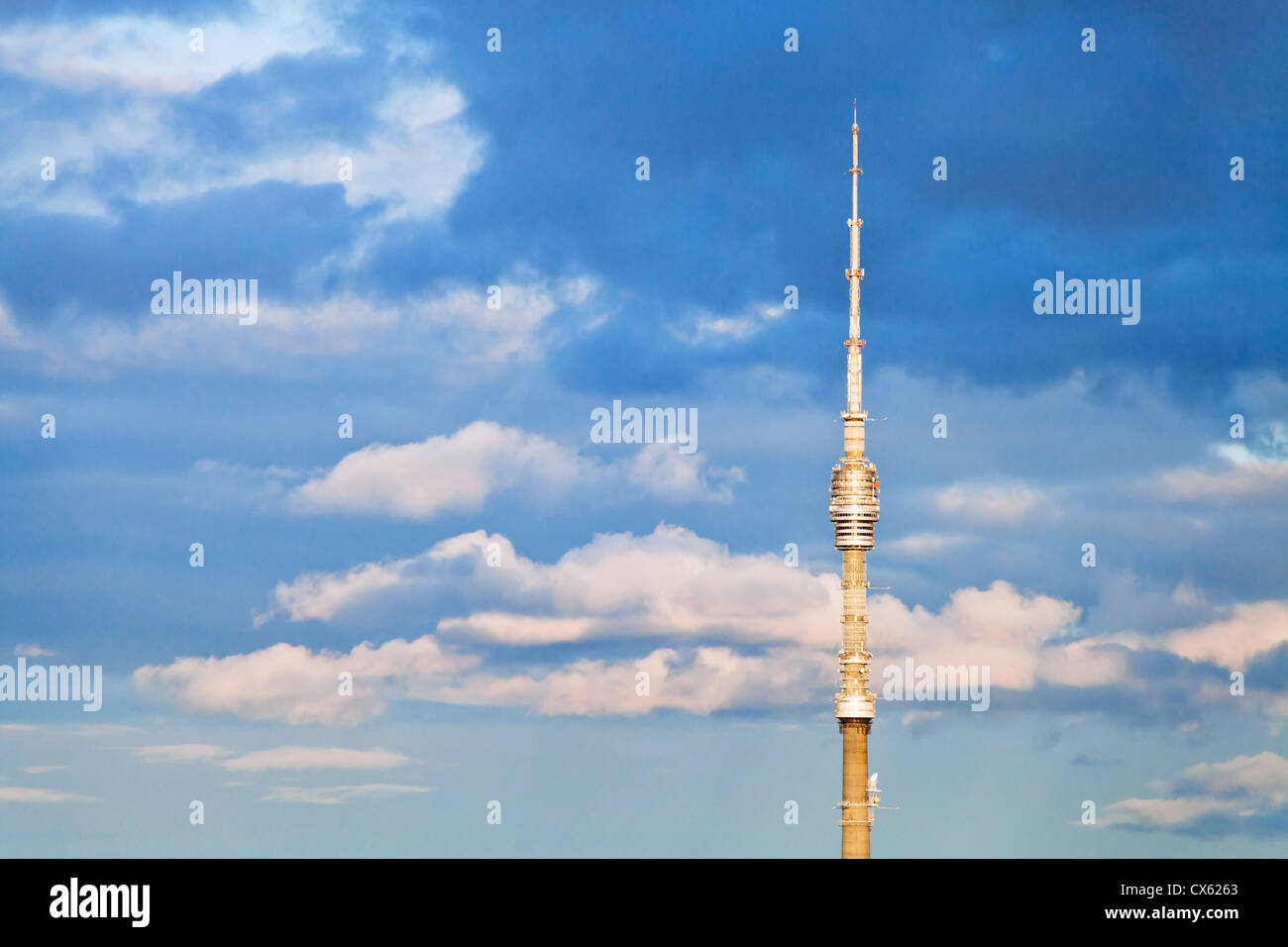 Fernsehturm mit blauen bewölkten Himmelshintergrund Stockfoto