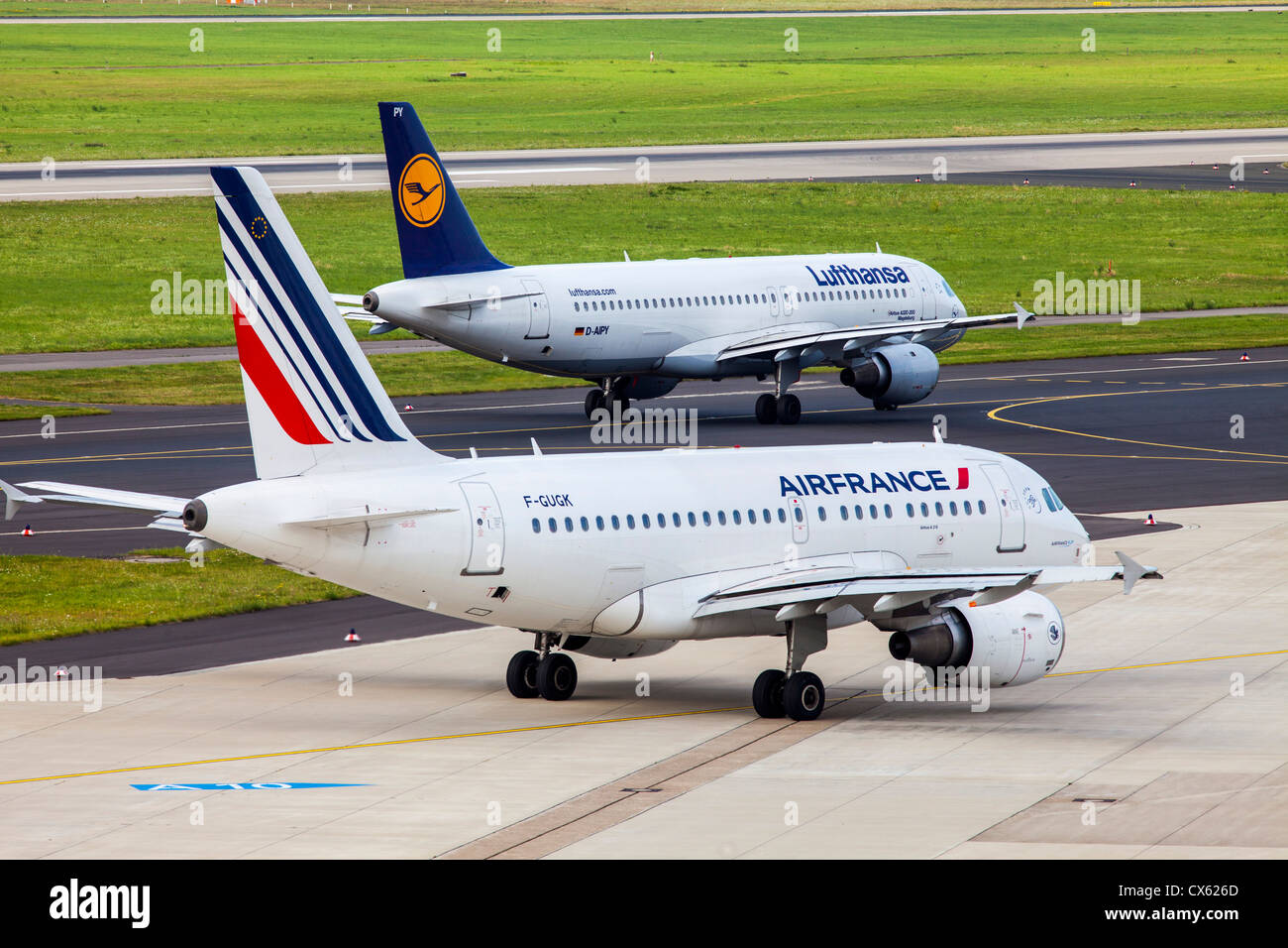 Flugzeuge am Flughafen Düsseldorf. Deutschland, Europa. Stockfoto