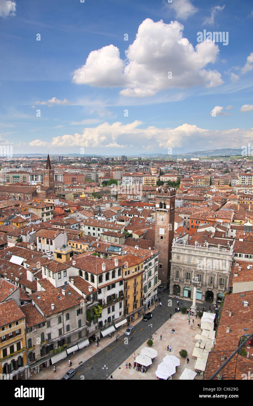 Blick über die Piazza Delle Erbe, gesehen von der Torre dei Lamberti, Verona, Veneto, Italien Stockfoto