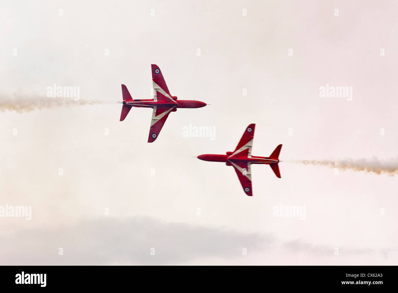 Royal Air Force Red Arrows Display Team synchron-Duo führen enge Pass am besten der britischen Show Cotswold (Kemble EGBP) Flughafen. JMH6095 Stockfoto