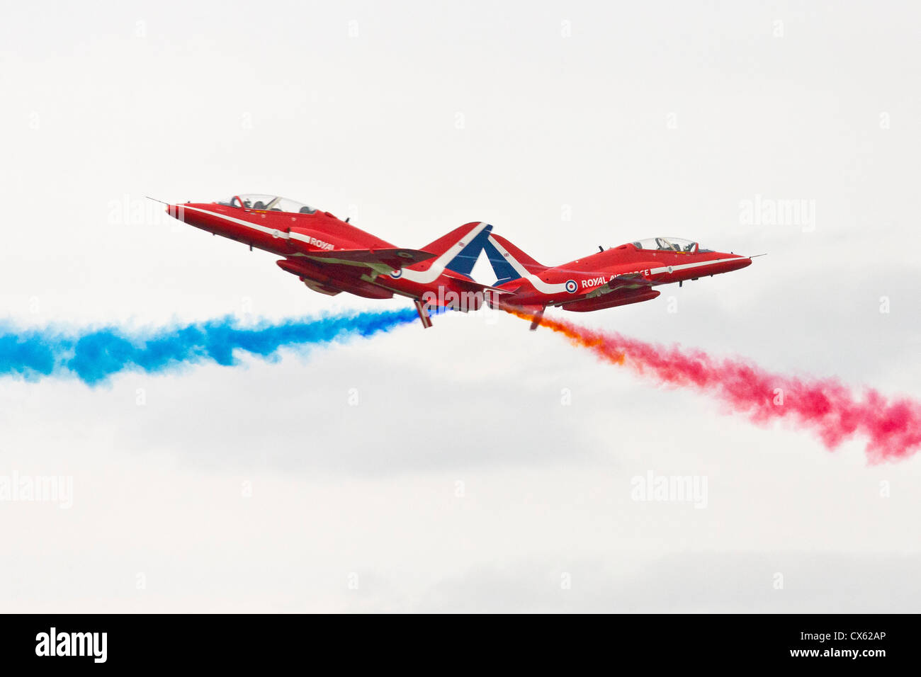Royal Air Force Red Arrows Display Team synchron-Duo führen enge Pass am besten der britischen Show Cotswold (Kemble EGBP) Flughafen. JMH6096 Stockfoto
