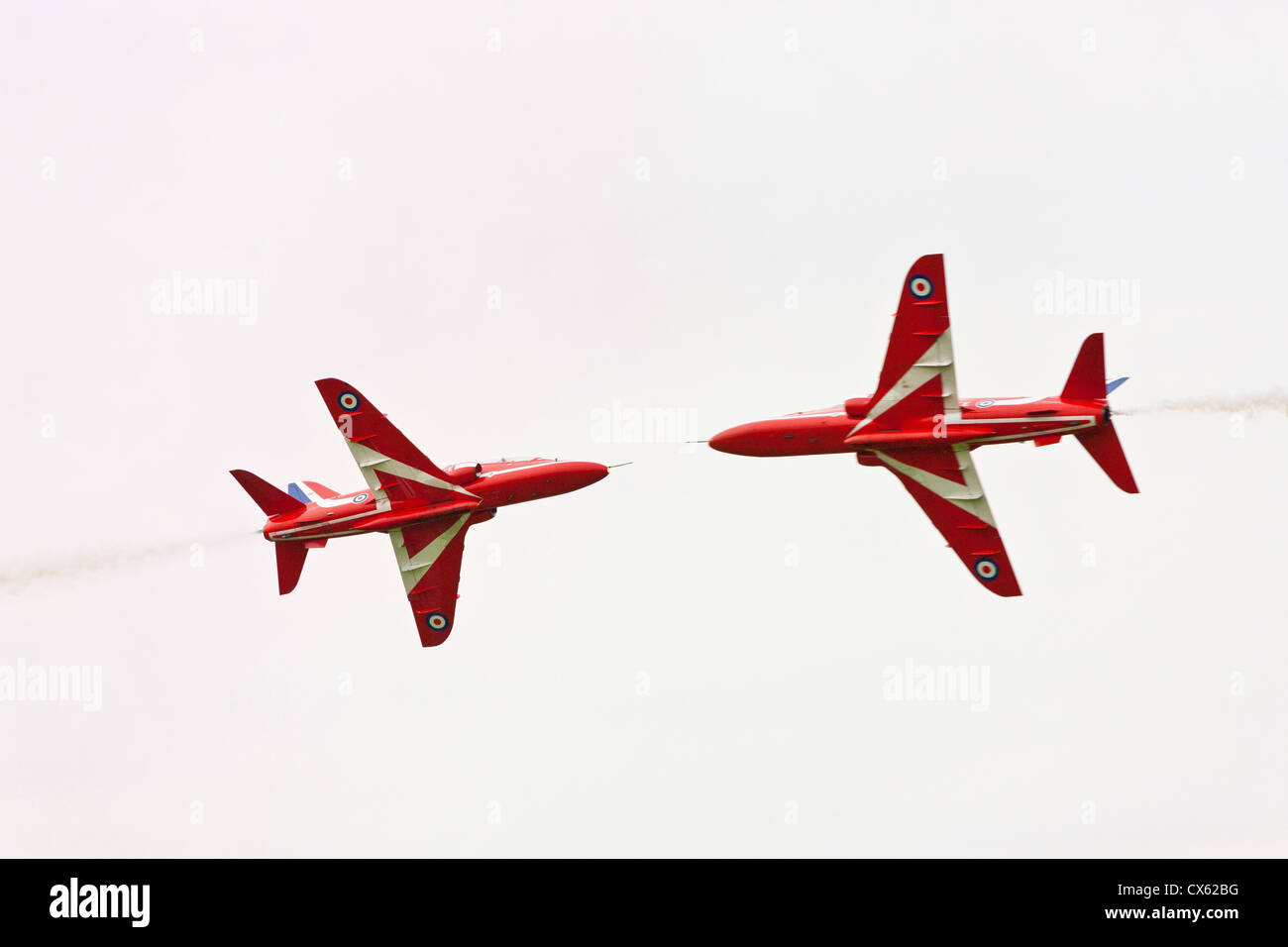 Royal Air Force Red Arrows Display Team synchron-Duo führen enge Pass am besten der britischen Show Cotswold (Kemble EGBP) Flughafen. JMH6097 Stockfoto
