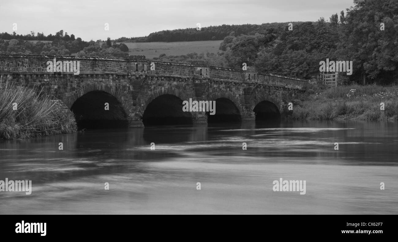 Fluss, der durch Houghton Brücke Stockfoto