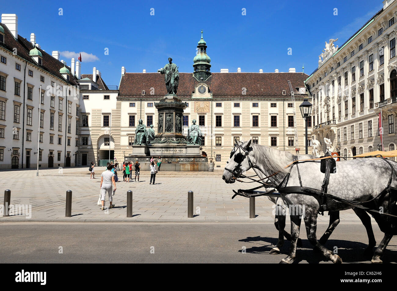 Hofburg mit Pferden im Vordergrund, in der Mitte von alten historischen Wien Österreich Europa Stockfoto