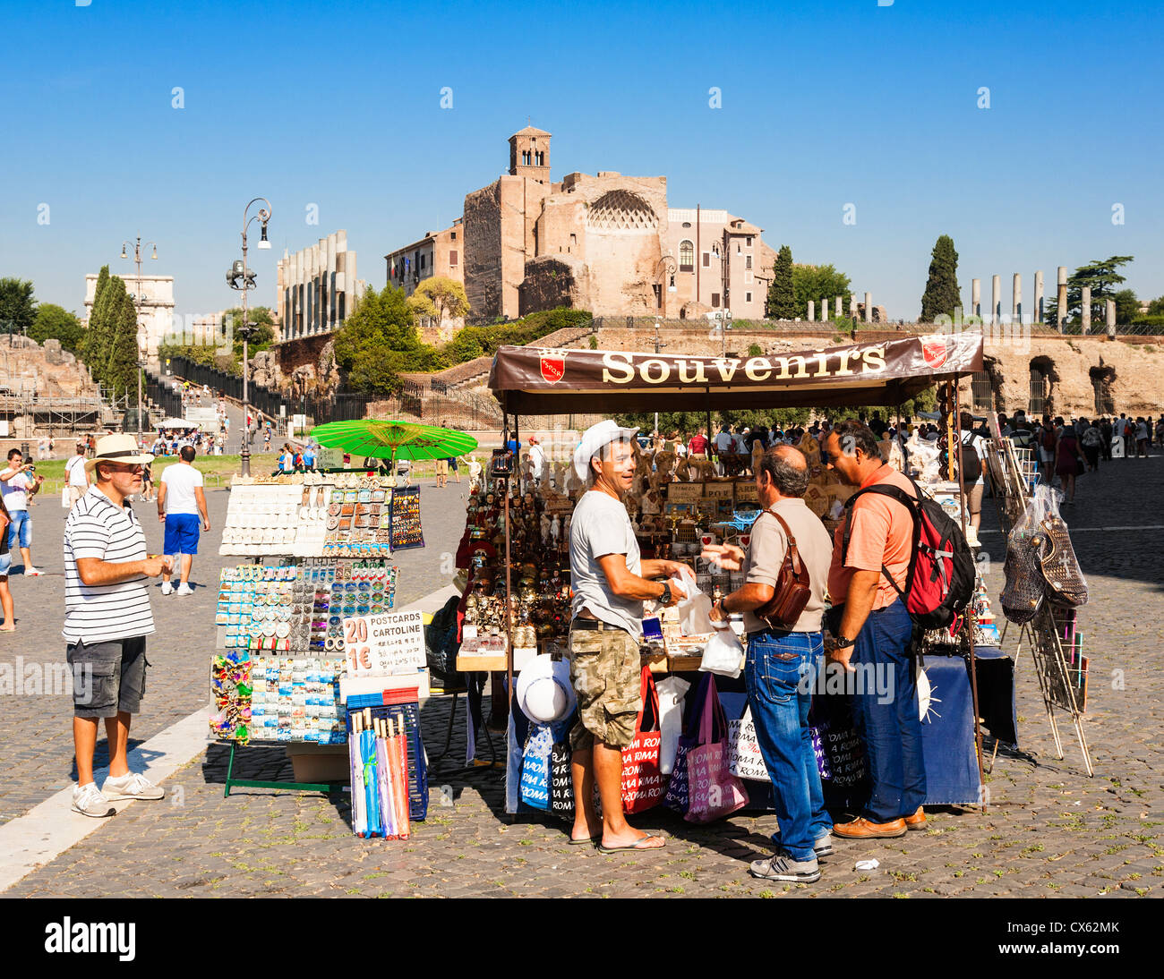 Straßenhändler verkaufen Souvenirs aus einem Stall inmitten der Ruinen des antiken Rom, Rom, Latium, Italien. Stockfoto