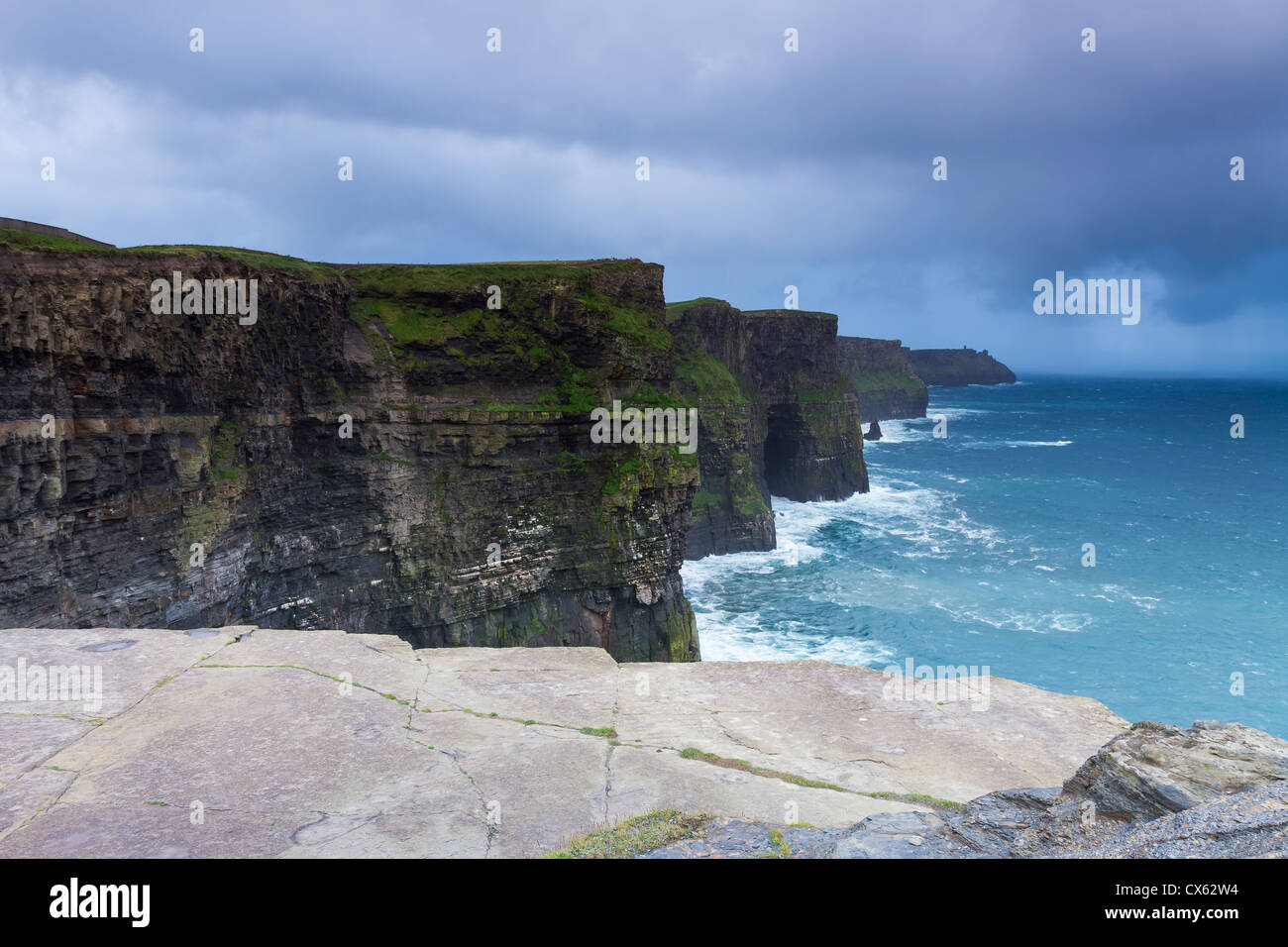 Die Cliffs of Moher befinden sich am südwestlichen Rand der Region Burren im County Clare, Irland. Steigen sie 120 Meter abo Stockfoto
