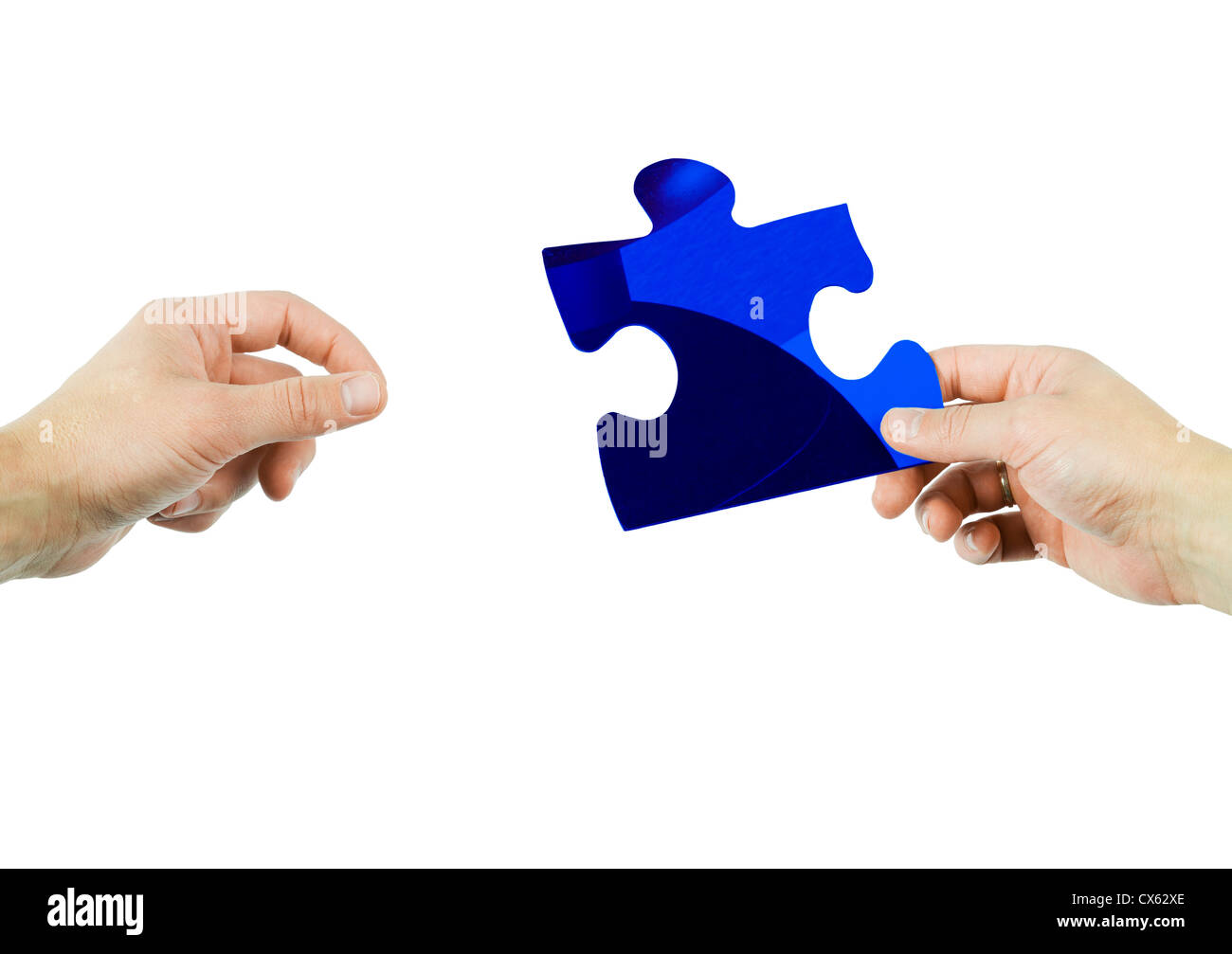 Zwei Hände teilen ein Stück eines Puzzles Stockfoto