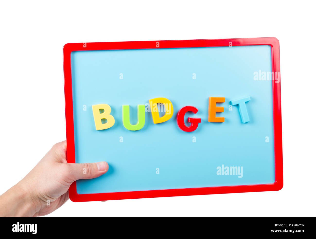 Wort "Haushalt" mit Magnetbuchstaben auf eine Kinder-Magnettafel ausgeschrieben. Stockfoto