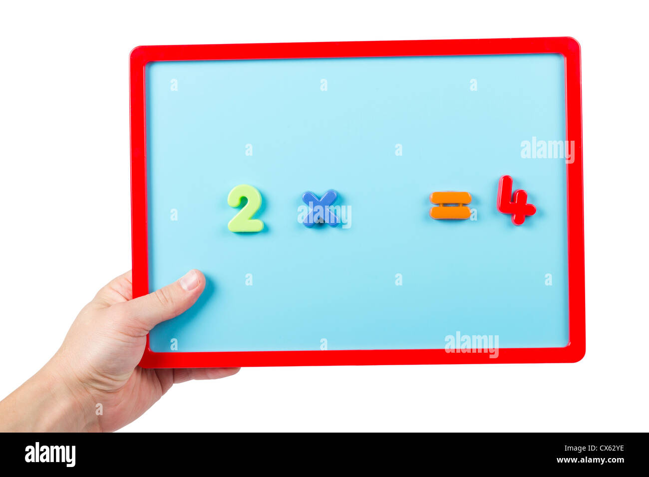 2 X = 4' mit Magnetbuchstaben auf eine Kinder-Magnettafel ausgeschrieben. Stockfoto