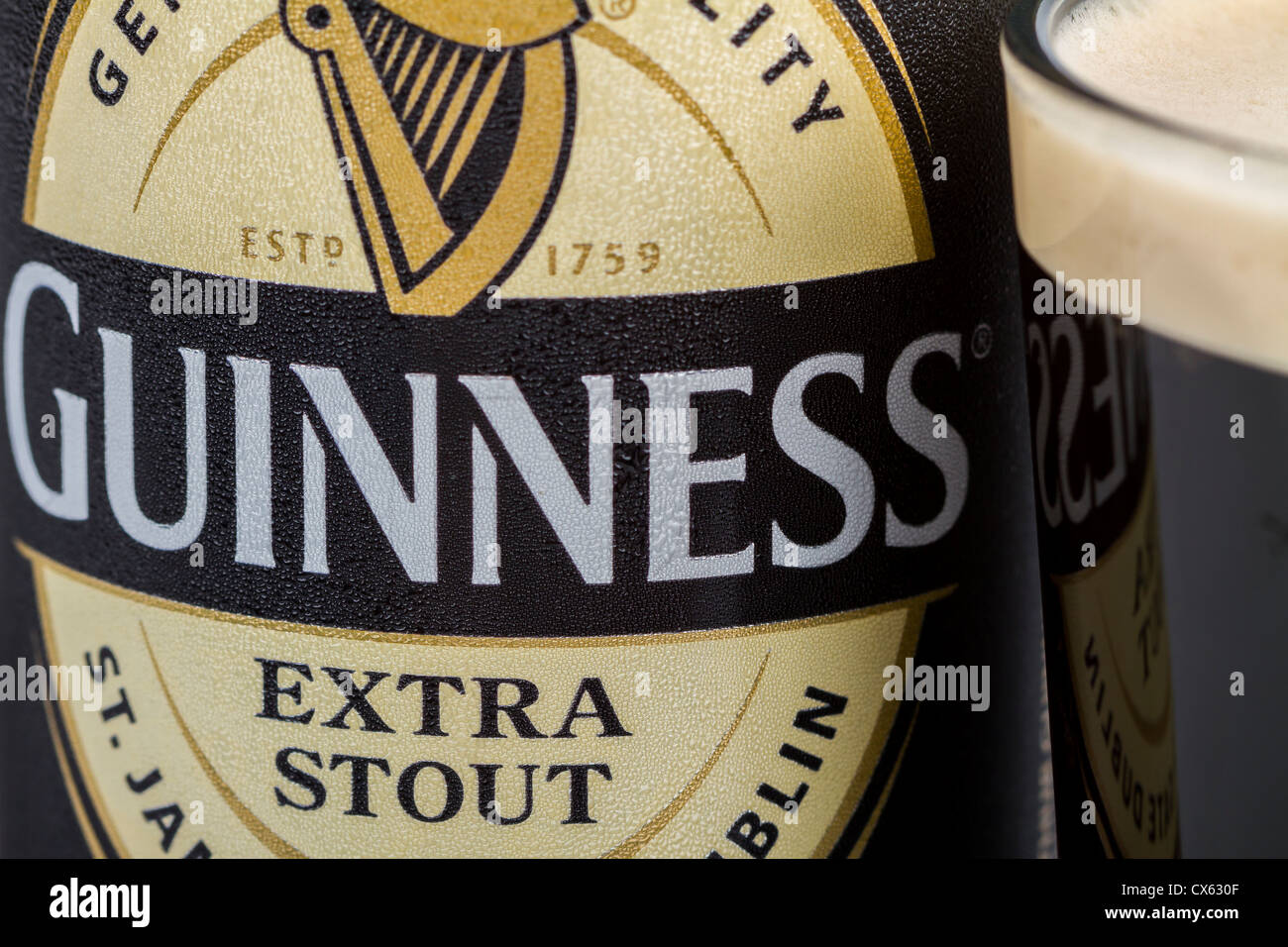 Dublin, Irland - 12. September 2012. Dies ist eine Studioaufnahme Produkt einer Dose Guinness stout neben einem Glas frisch gegossen Stockfoto