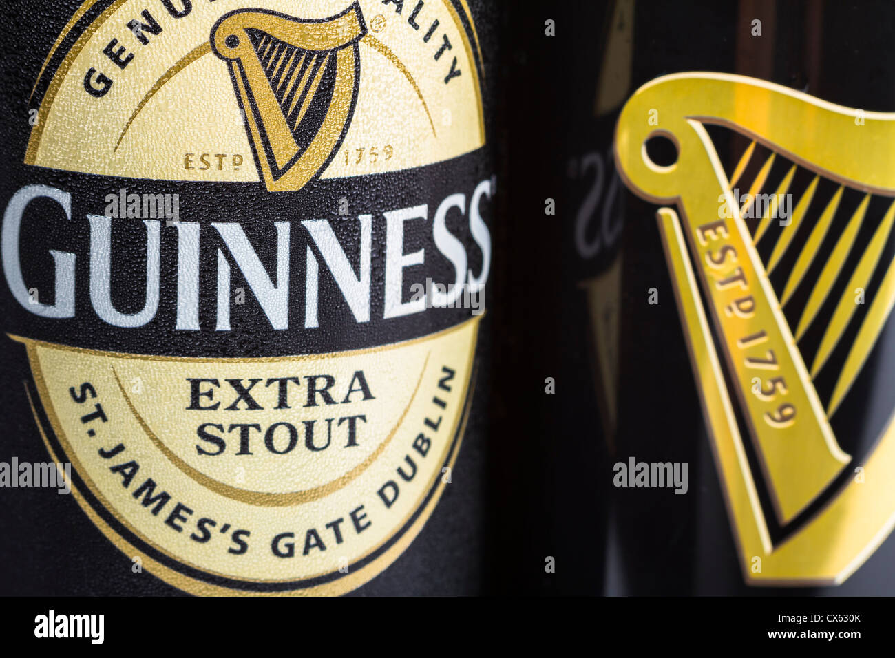 Dublin, Irland - 12. September 2012. Dies ist eine Studioaufnahme Produkt einer Dose Guinness stout neben eine andere Dose Guinness D Stockfoto