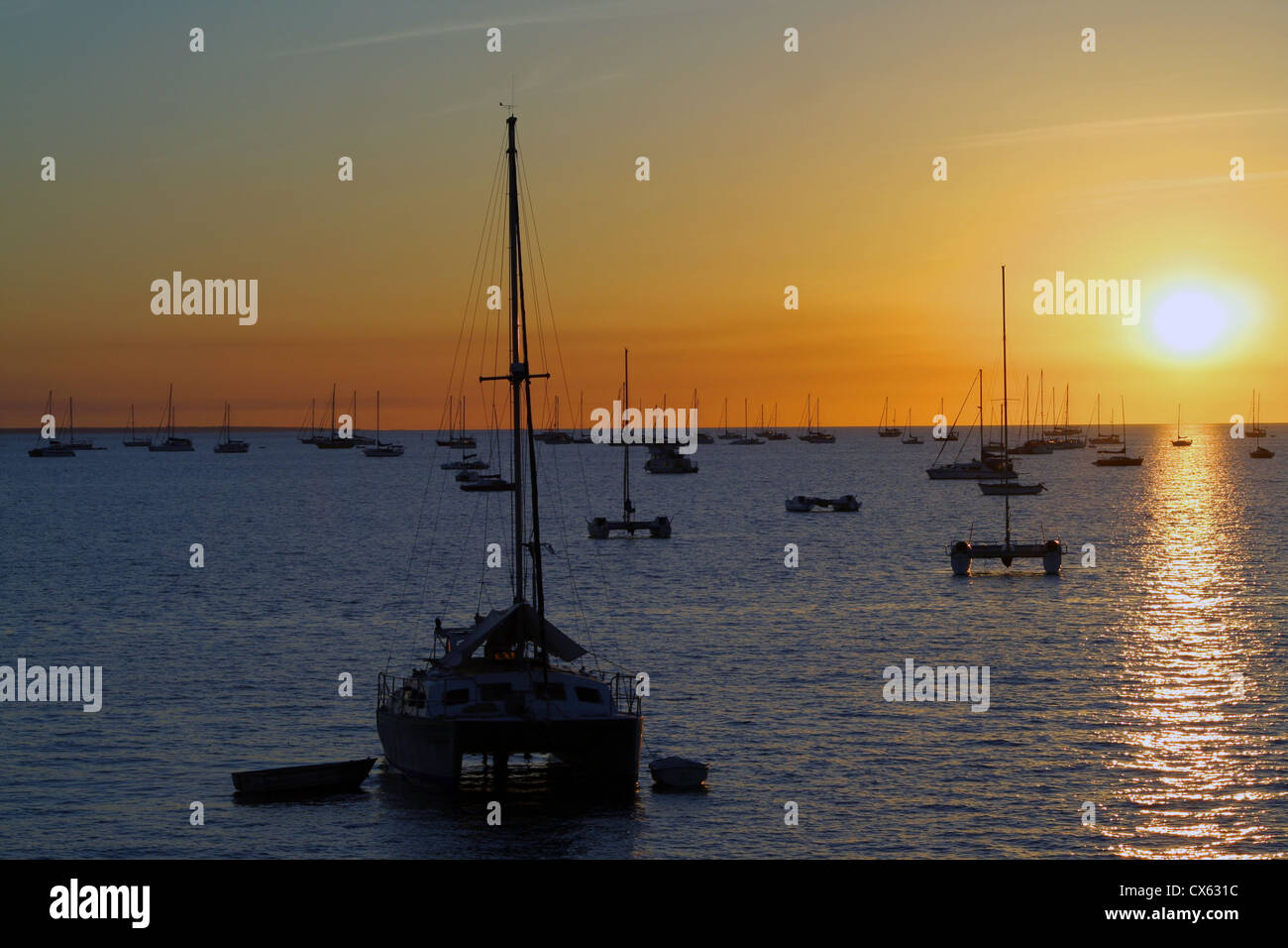 Boote bei Sonnenuntergang über Meer ausruhen. Stockfoto