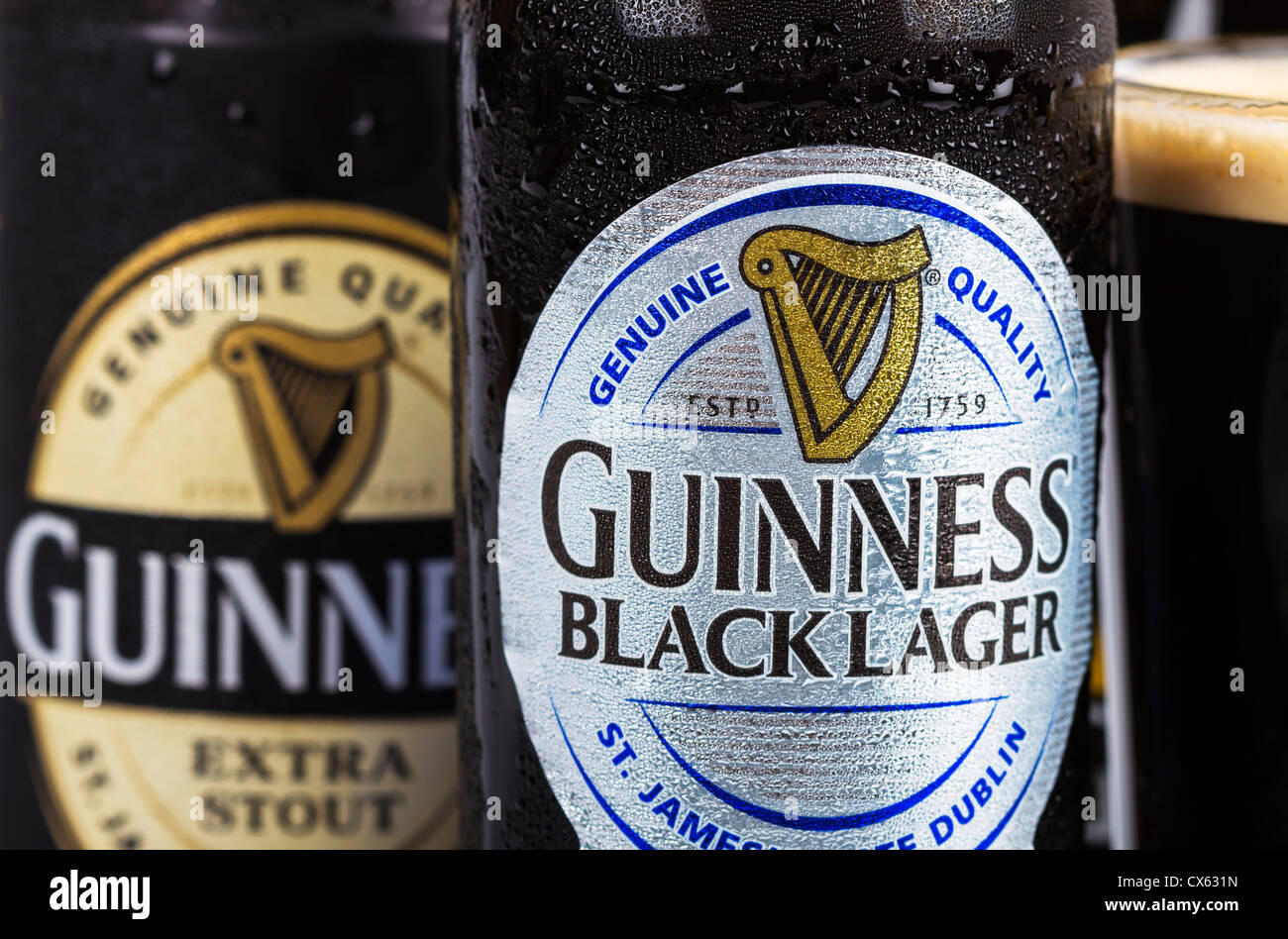 Dublin, Irland - 12. September 2012. Dies ist eine Studioaufnahme Produkt einer Guinness schwarz Lager Flasche neben einem Guinness Extra St Stockfoto