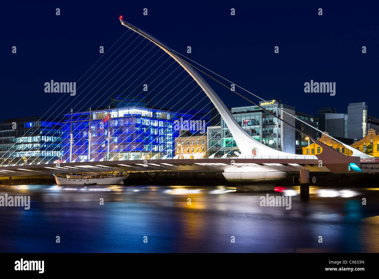 Dublin, Irland - 21. August 2012: Ansicht von Samuel Beckett Brücke über den Fluss Liffey wird während der hohen Brücke Rennveranstaltung geöffnet. Stockfoto
