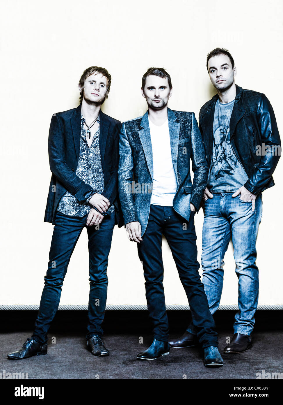 Paris, Frankreich - 4. Juli 2012: Porträt der englischen Rockband Muse mit Matthew Bellamy, Dominic Howard und Christopher Wolstenholme in Paris, Frankreich am 4. Juli 2012 Stockfoto