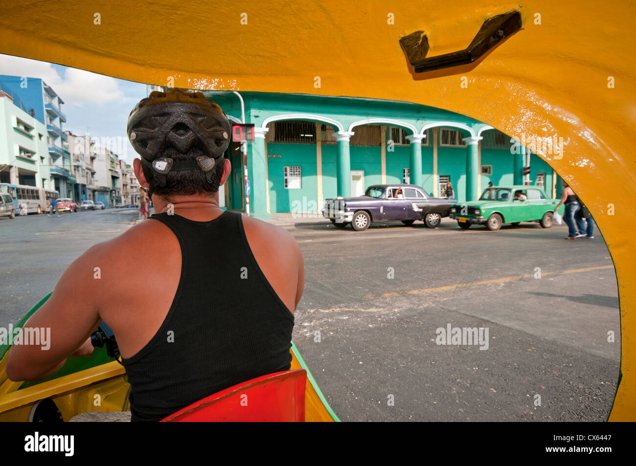 Eine gelbe Cocotaxi 3 Rad Scooter Taxi, Habana Vedado, Havanna, Kuba, Caribbean Stockfoto