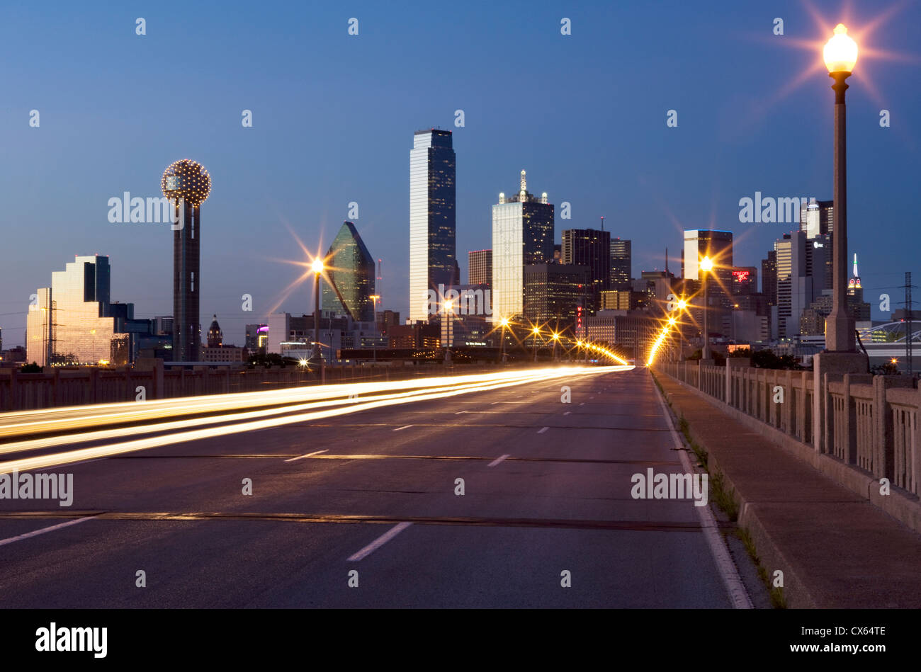 2009 HISTORISCHE SKYLINE DER INNENSTADT VON CORINTH STREET VIADUCT DALLAS TEXAS USA Stockfoto