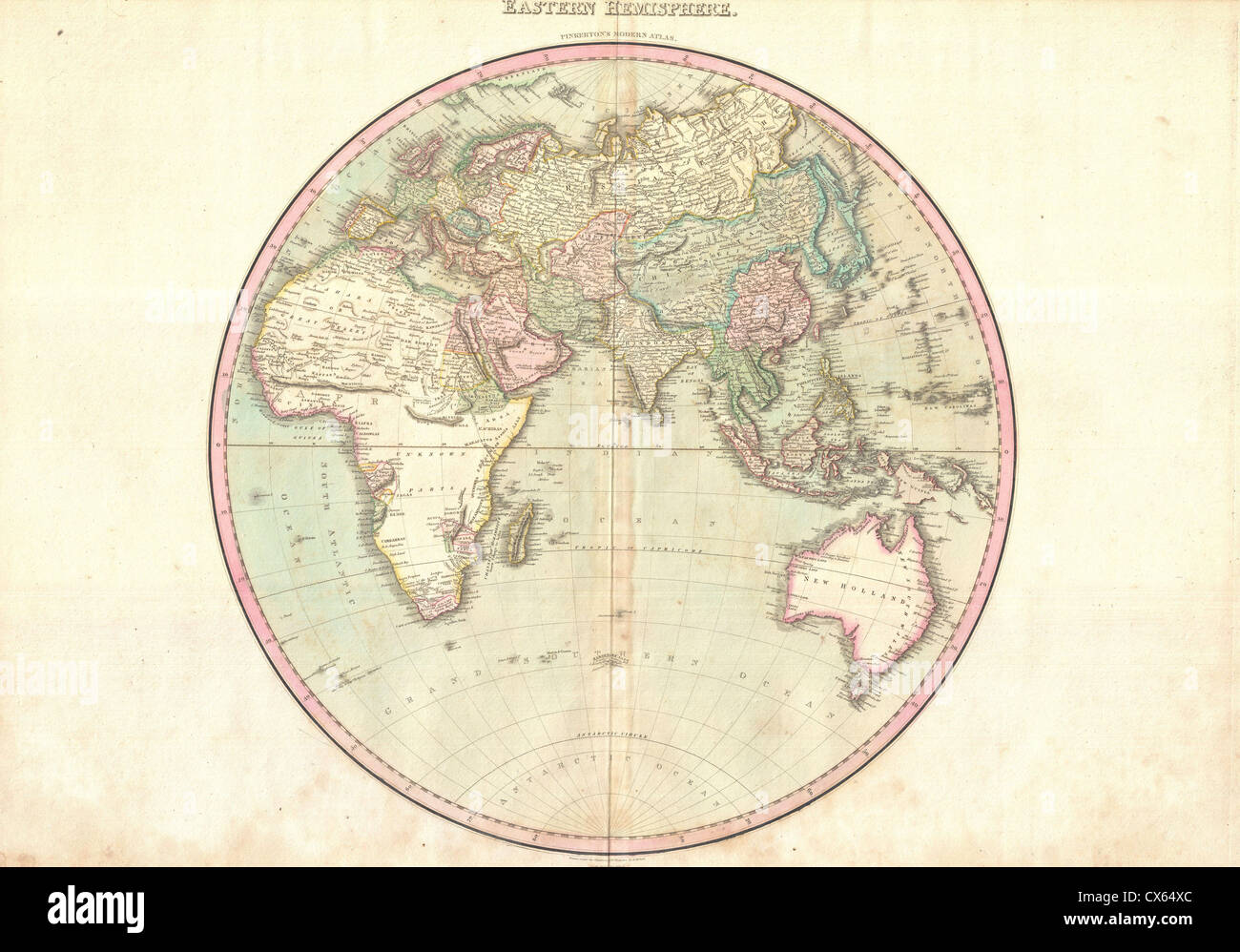 Die Pinkerton Map of the Eastern Hemisphere von 1818 ist eine antike Weltkarte, die Asien, Afrika, Europa und Australien abdeckt. Diese Karte bietet Einblicke in das geographische Verständnis des frühen 19. Jahrhunderts und zeigt die Umrisse der Kontinente, politischen Grenzen und bemerkenswerten Regionen, wie sie während dieser Zeit bekannt waren. Stockfoto