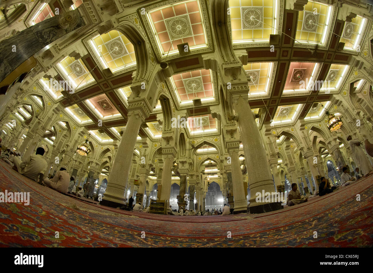 Innenraum der Masjidil Haram (Haram Moschee) in Mekka, Saudi-Arabien. Stockfoto