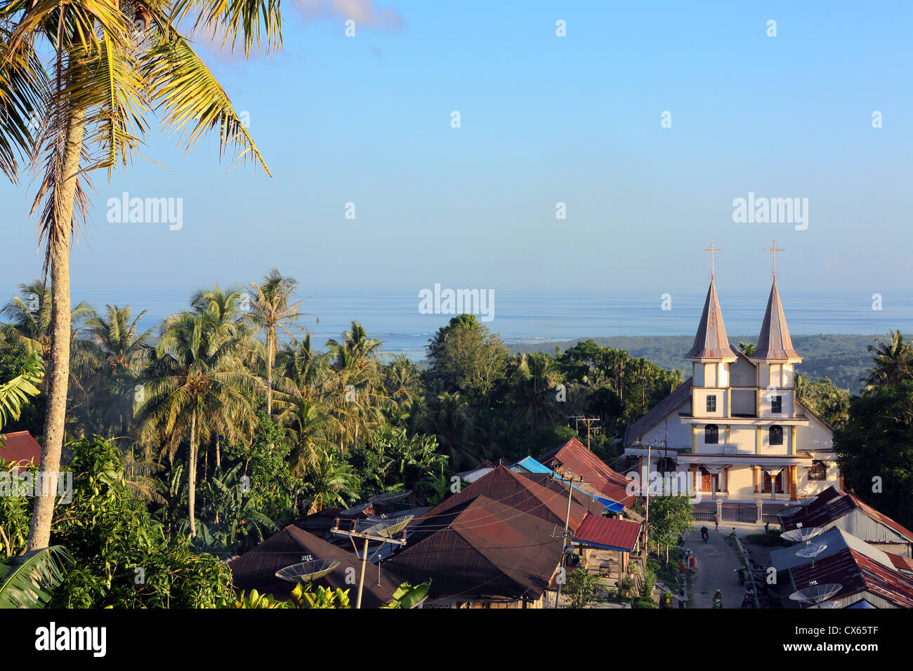 Blick auf den Indischen Ozean vom Bawomataluo Dorf auf Nias Insel in Nord-Sumatra. Stockfoto