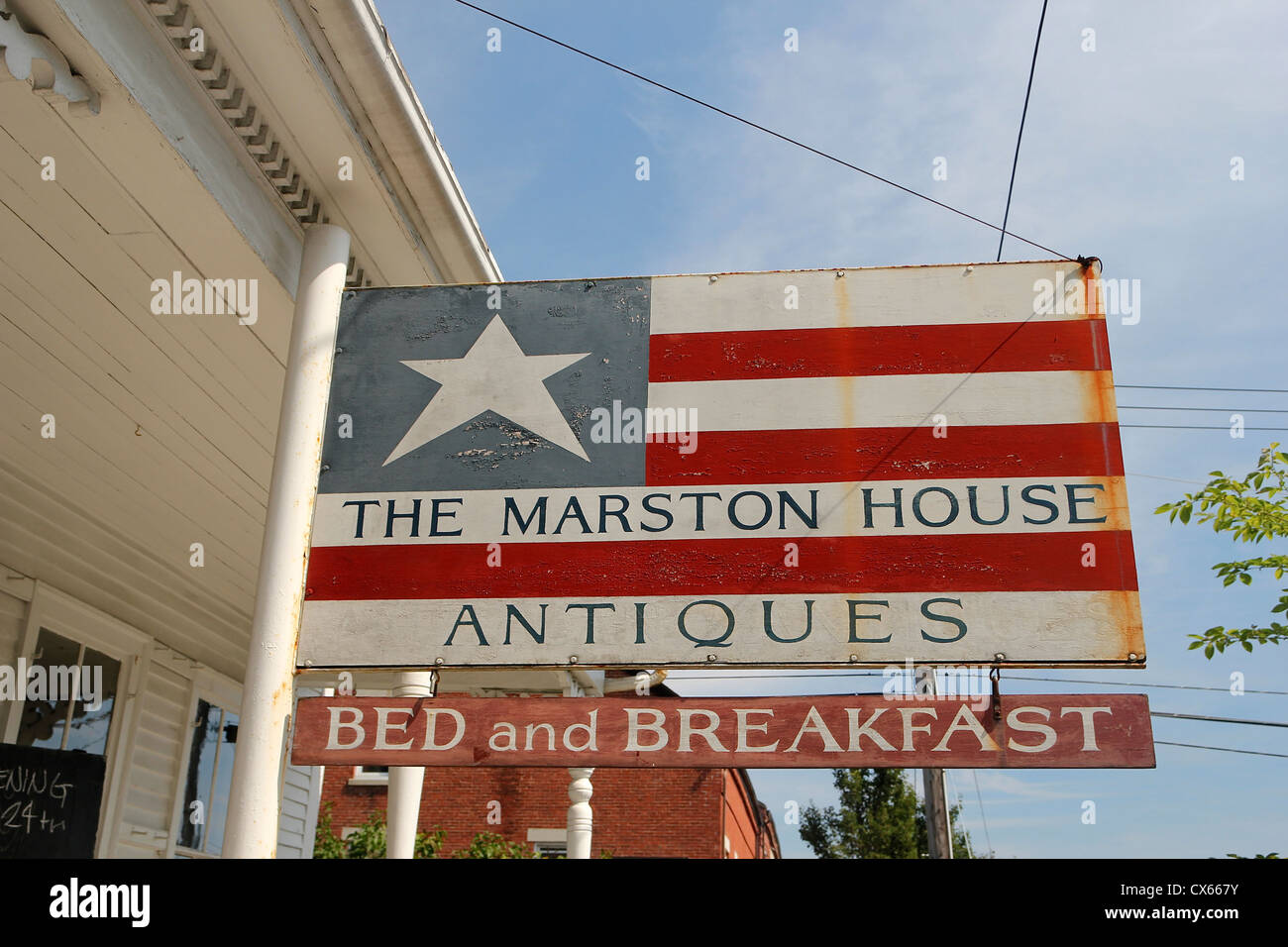 Melden Sie sich für das Haus Marston: Antiquitäten und & Pensionen, Wiscasset, Maine Stockfoto