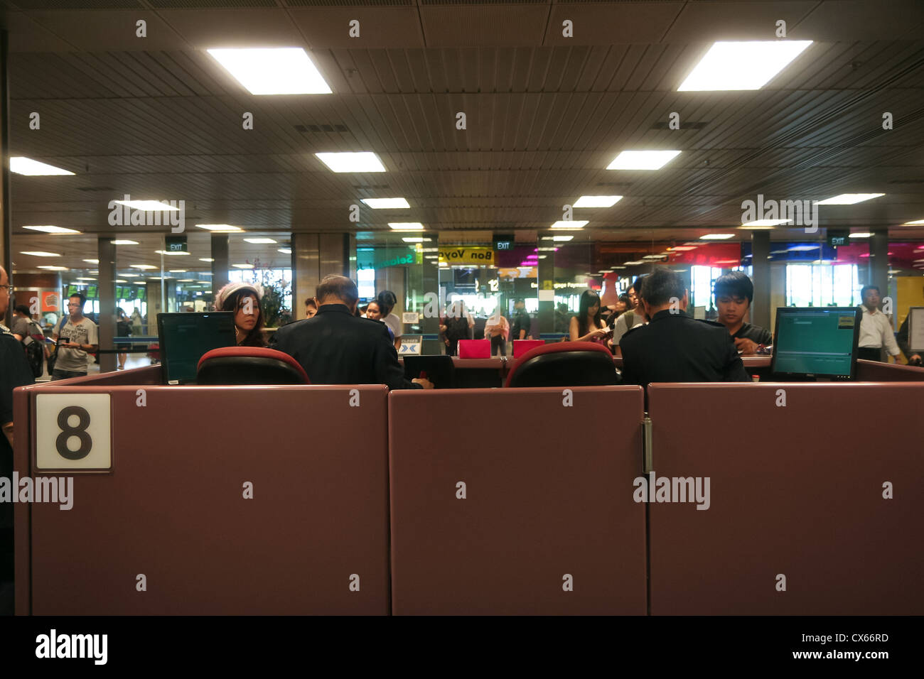 Passagiere, die Schlange der Immigration-Schaltern in Changi International Airport. Stockfoto