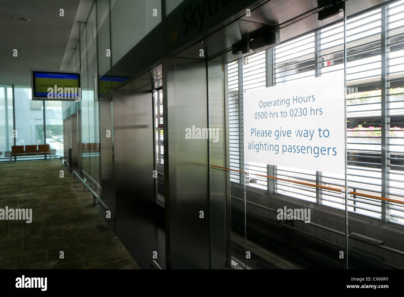 Vorne am Eingang an der Skytrain in Changi International Airport. Stockfoto
