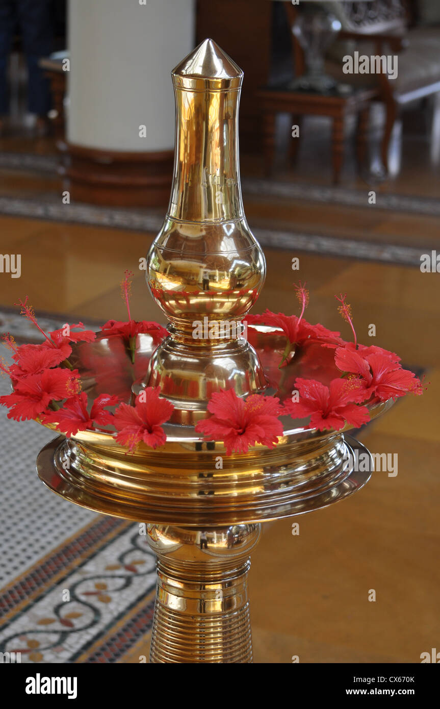 Eine traditionelle hinduistische Lampe mit Blumen geschmückt Stockfoto