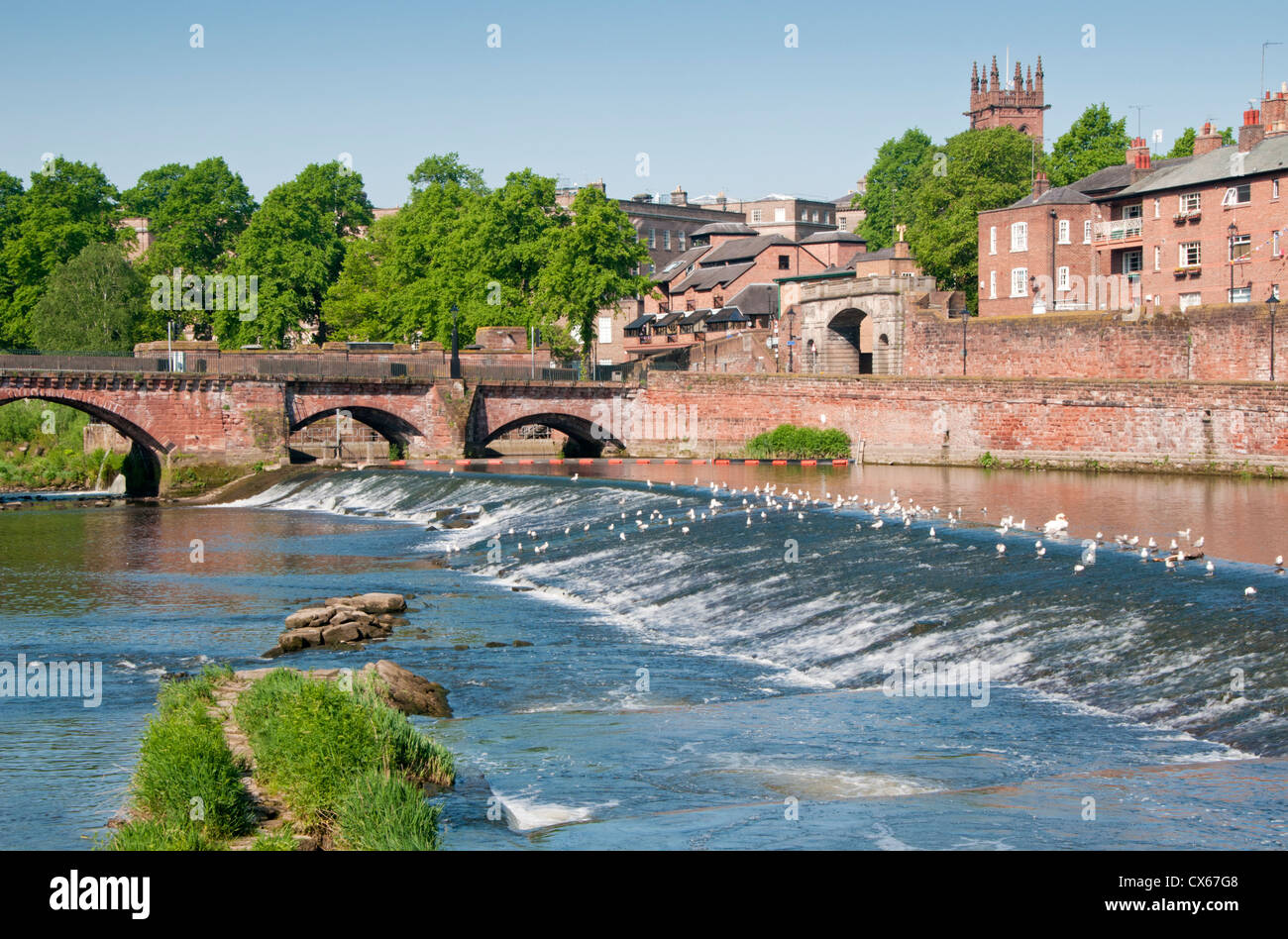 Die alte Dee Brücke, Bridgegate, River Dee Wehr & Lachs springen, Chester, Cheshire, England, Vereinigtes Königreich Stockfoto