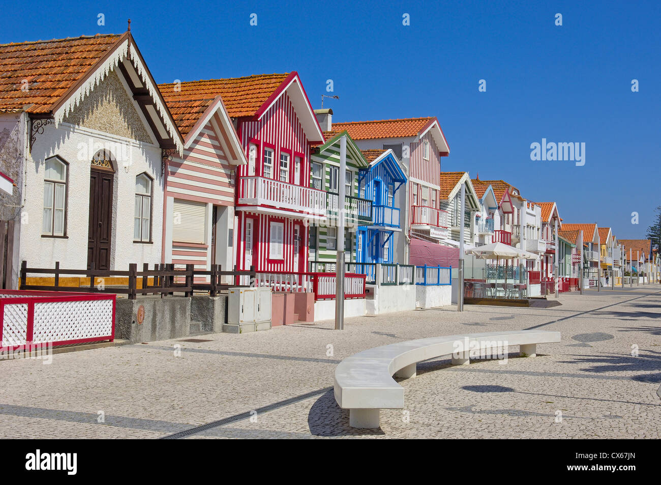 Bunte Häuser (Postkartenmotiv), Costa Nova, Aveiro, Region Beiras, Portugal Stockfoto